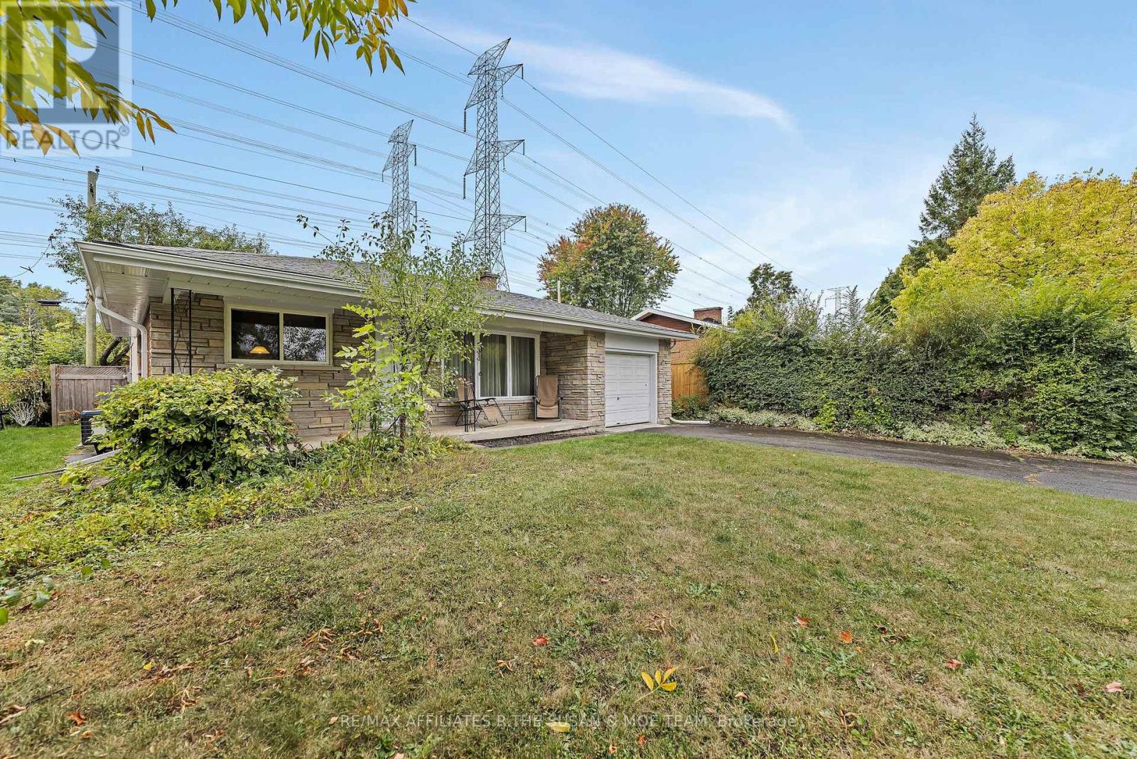 596 Dickinson Avenue, Ottawa, Ontario  K1V 7J4 - Photo 3 - X12423913