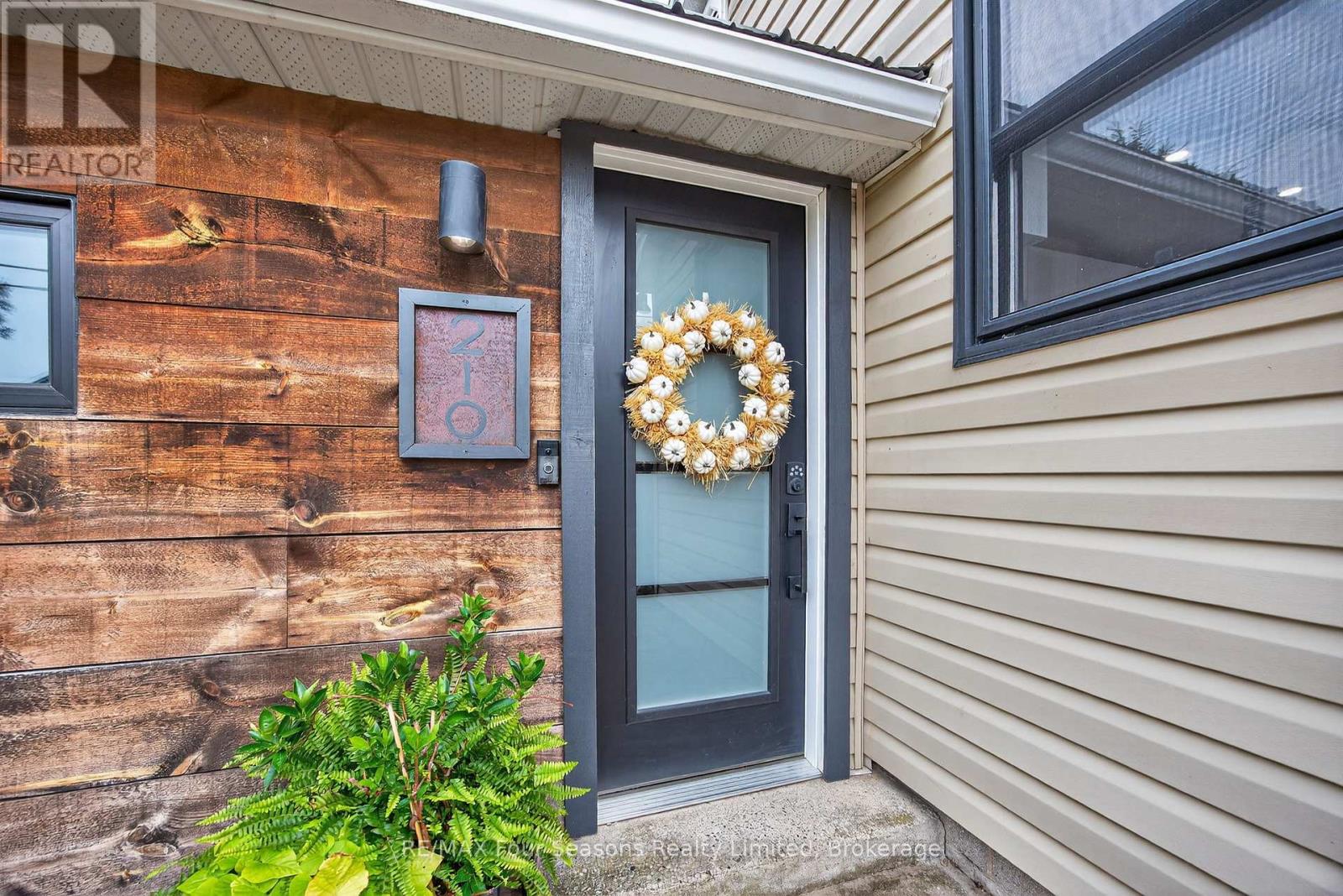 210 Brock Street, Clearview, Ontario  L0M 1S0 - Photo 2 - S12423901