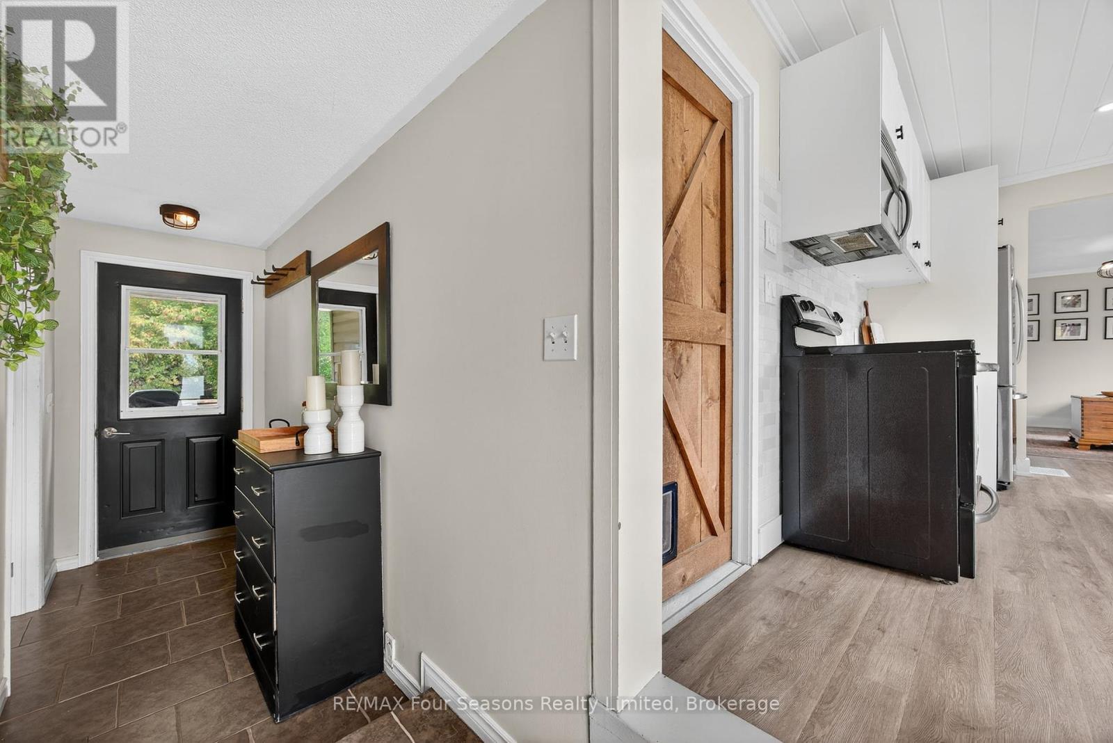 210 Brock Street, Clearview, Ontario  L0M 1S0 - Photo 6 - S12423901