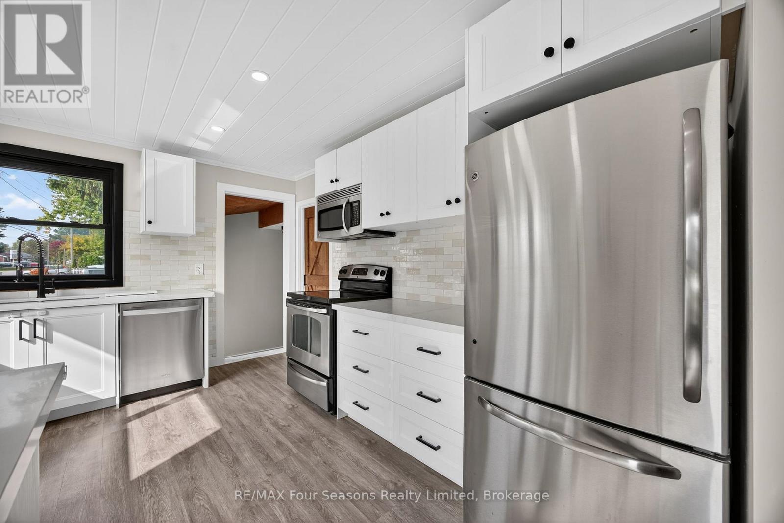 210 Brock Street, Clearview, Ontario  L0M 1S0 - Photo 8 - S12423901