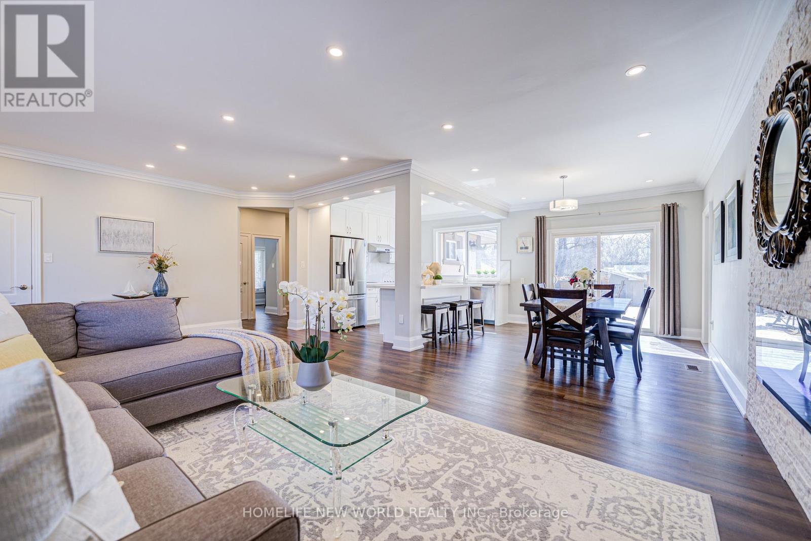 215 Willow Drive, Georgina, Ontario  L4P 2R9 - Photo 11 - N12422532