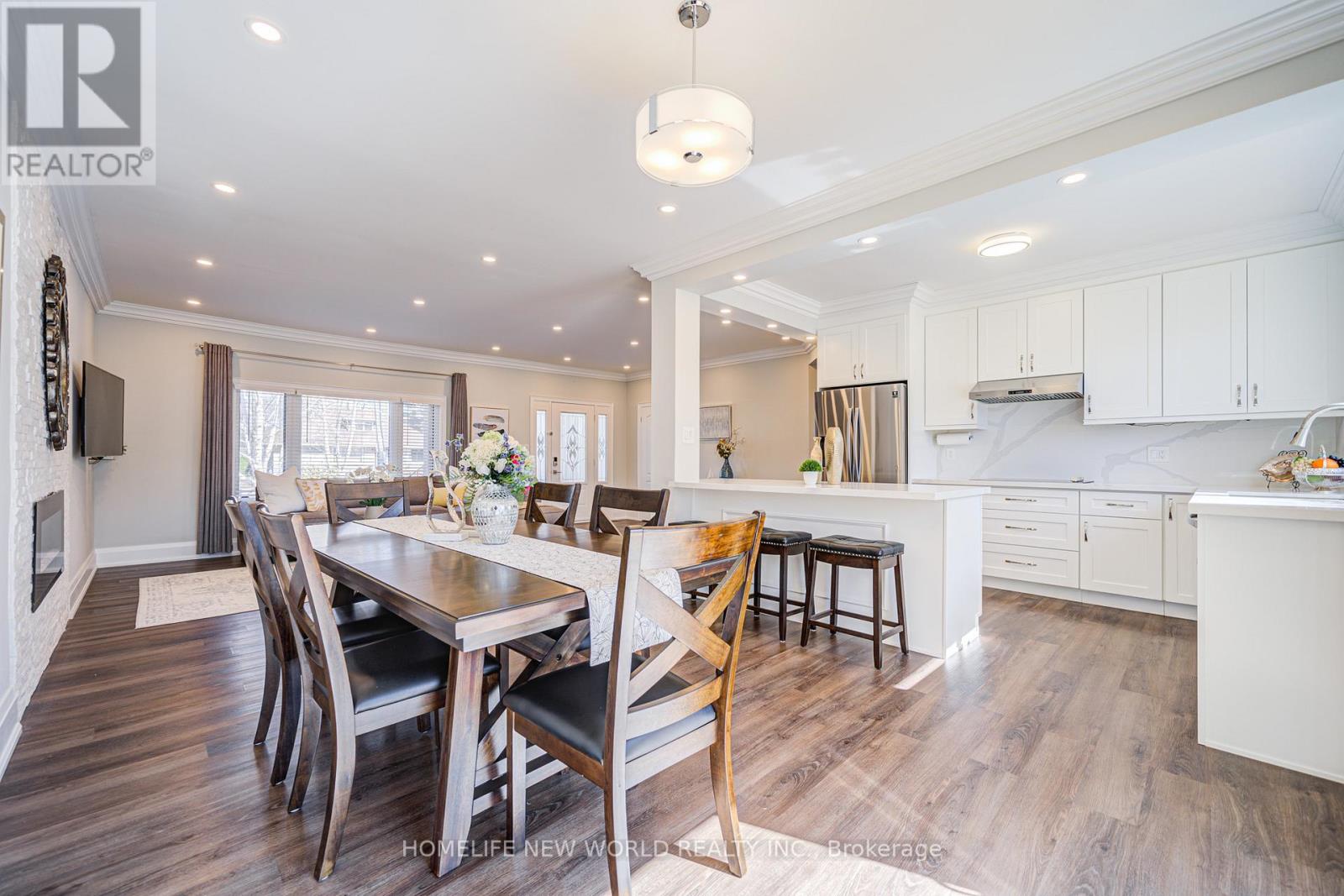 215 Willow Drive, Georgina, Ontario  L4P 2R9 - Photo 14 - N12422532