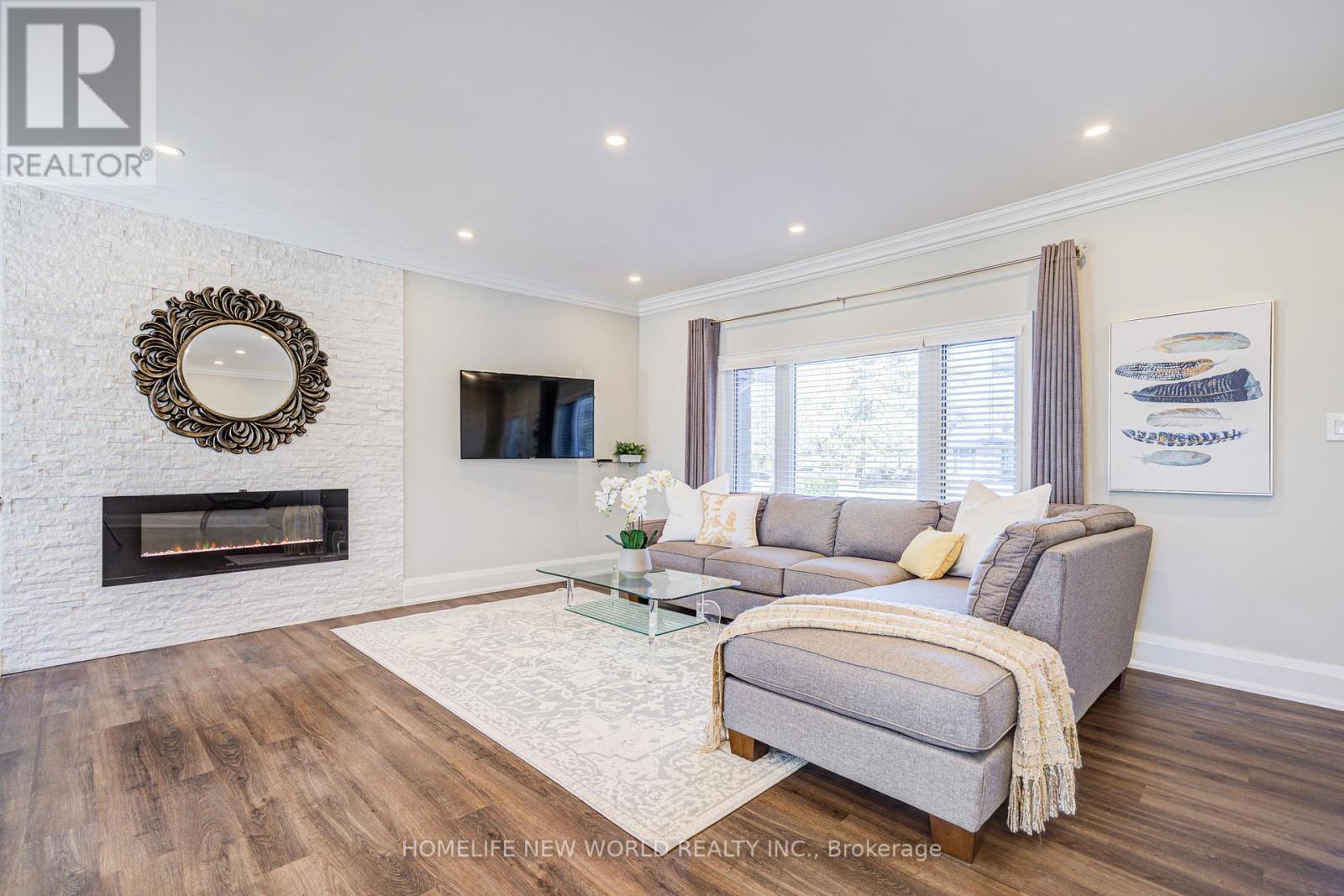 215 Willow Drive, Georgina, Ontario  L4P 2R9 - Photo 10 - N12422532