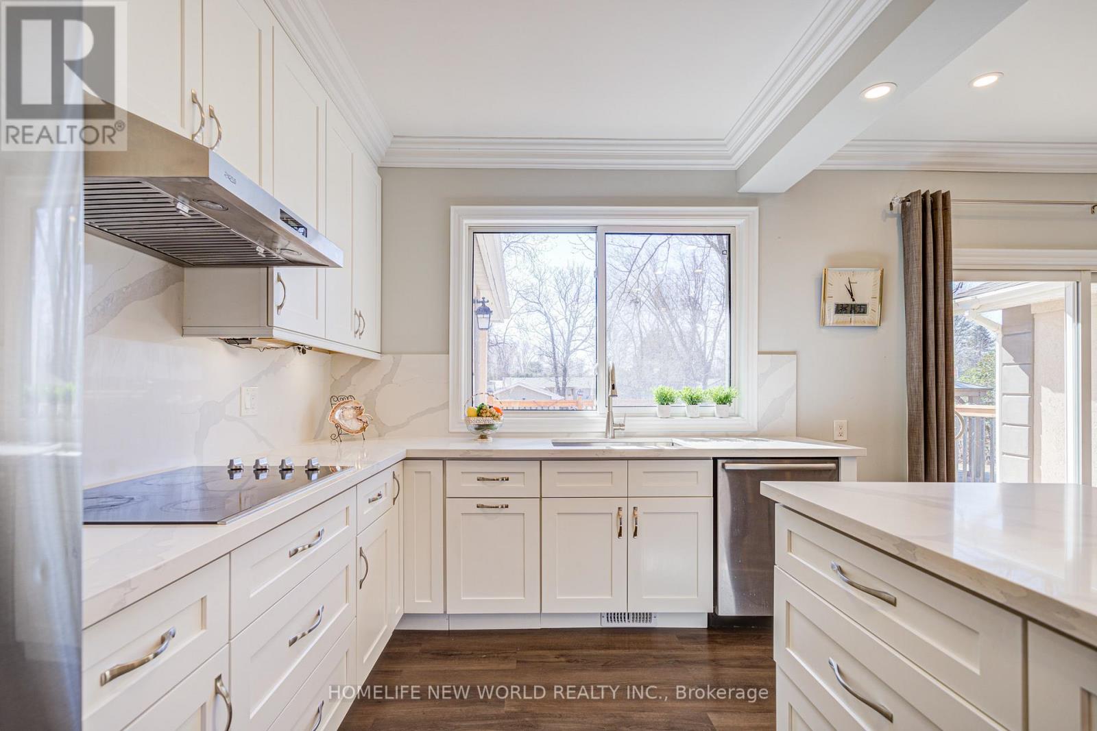 215 Willow Drive, Georgina, Ontario  L4P 2R9 - Photo 17 - N12422532