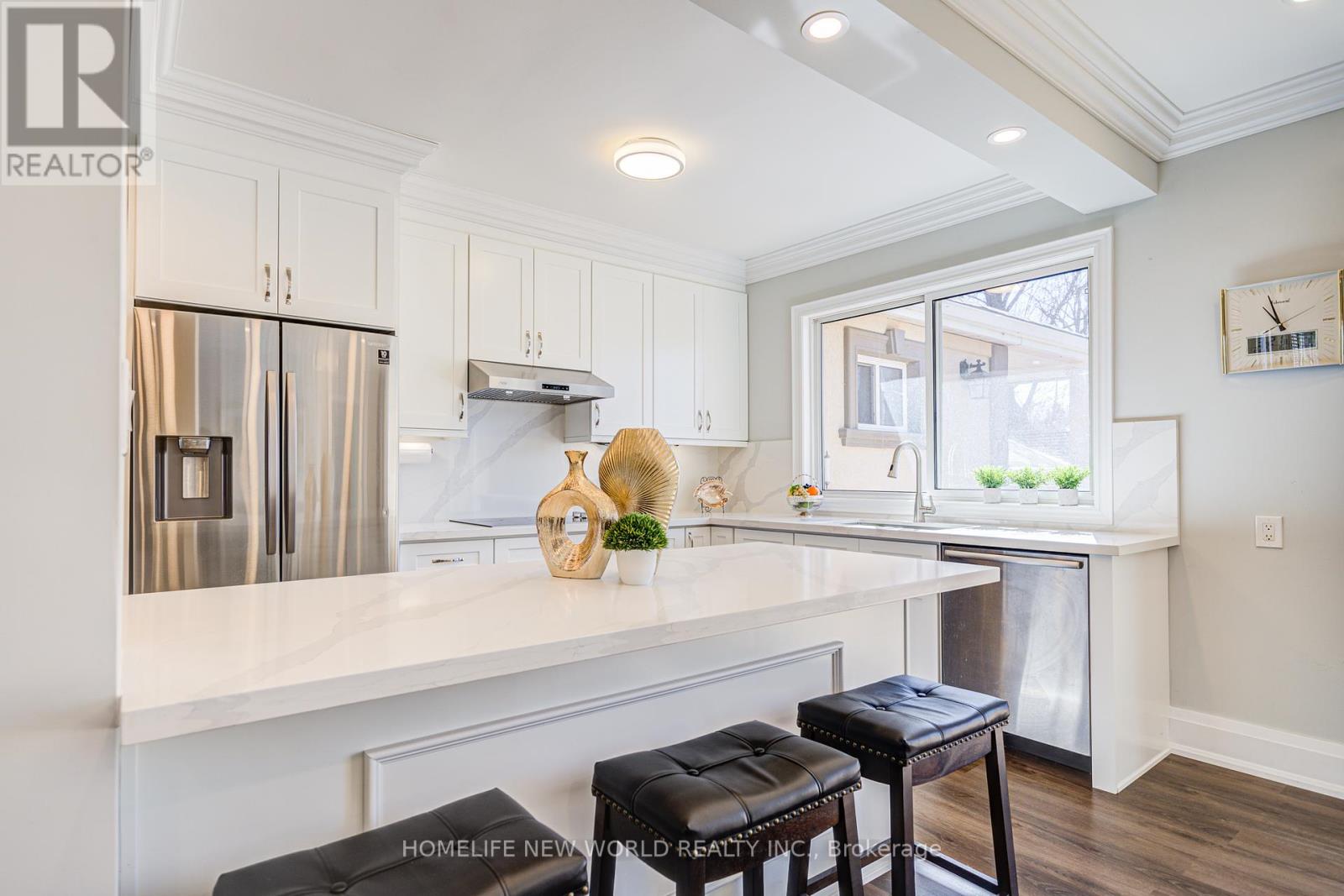 215 Willow Drive, Georgina, Ontario  L4P 2R9 - Photo 16 - N12422532