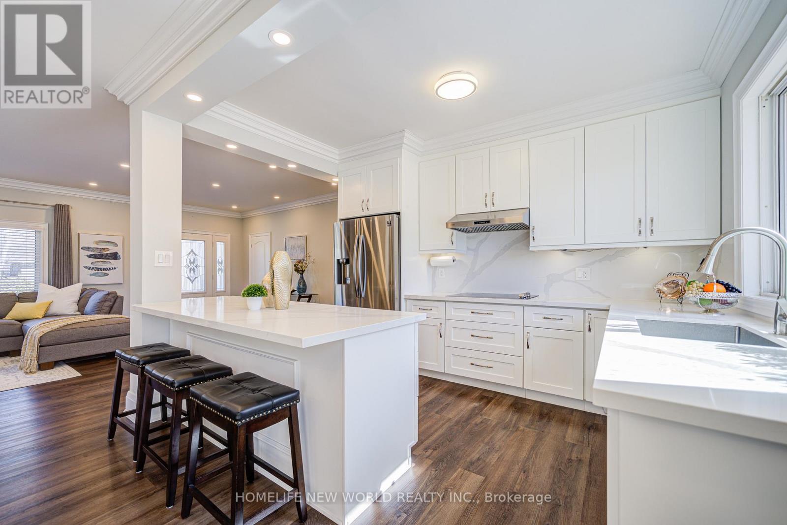 215 Willow Drive, Georgina, Ontario  L4P 2R9 - Photo 15 - N12422532