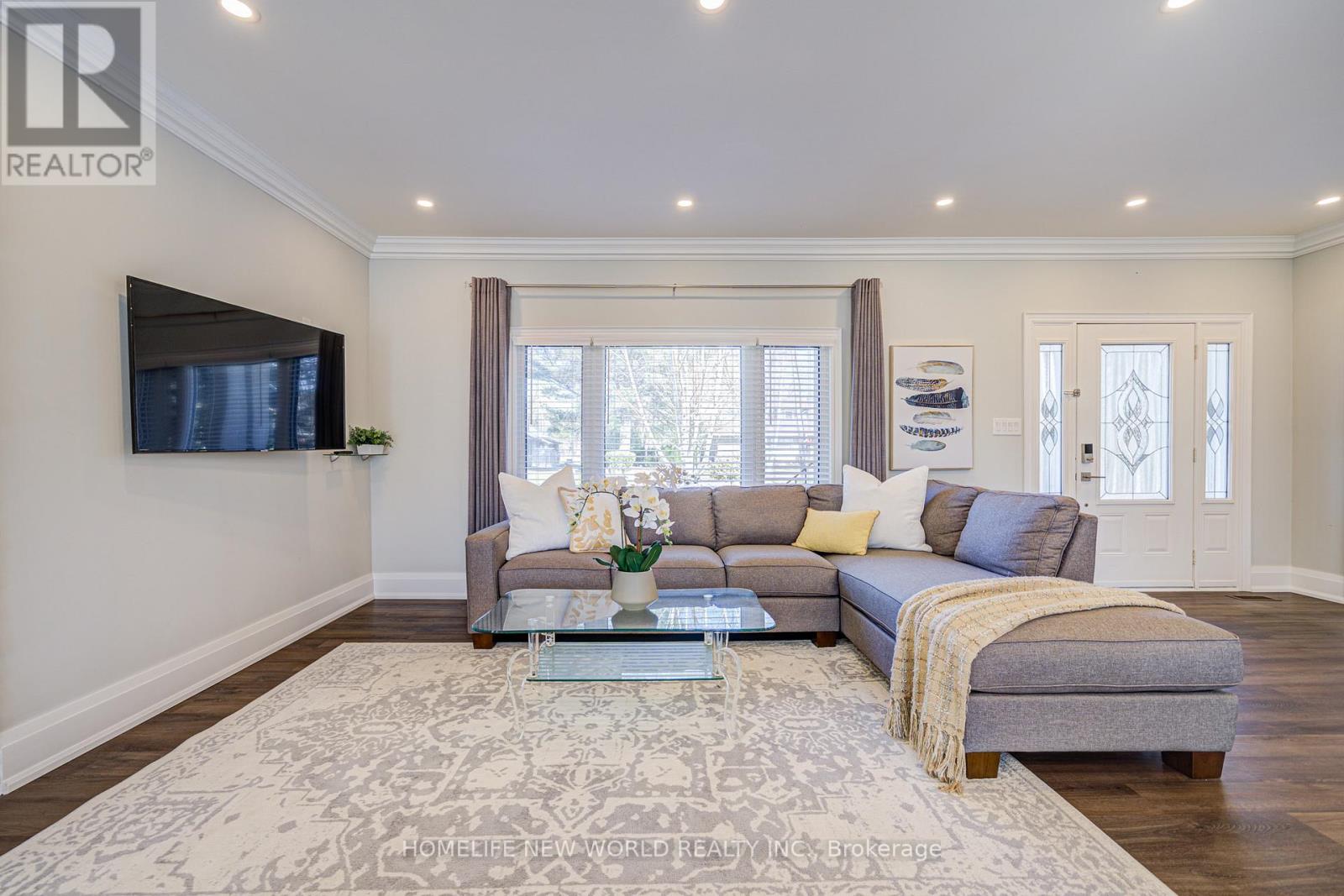 215 Willow Drive, Georgina, Ontario  L4P 2R9 - Photo 12 - N12422532