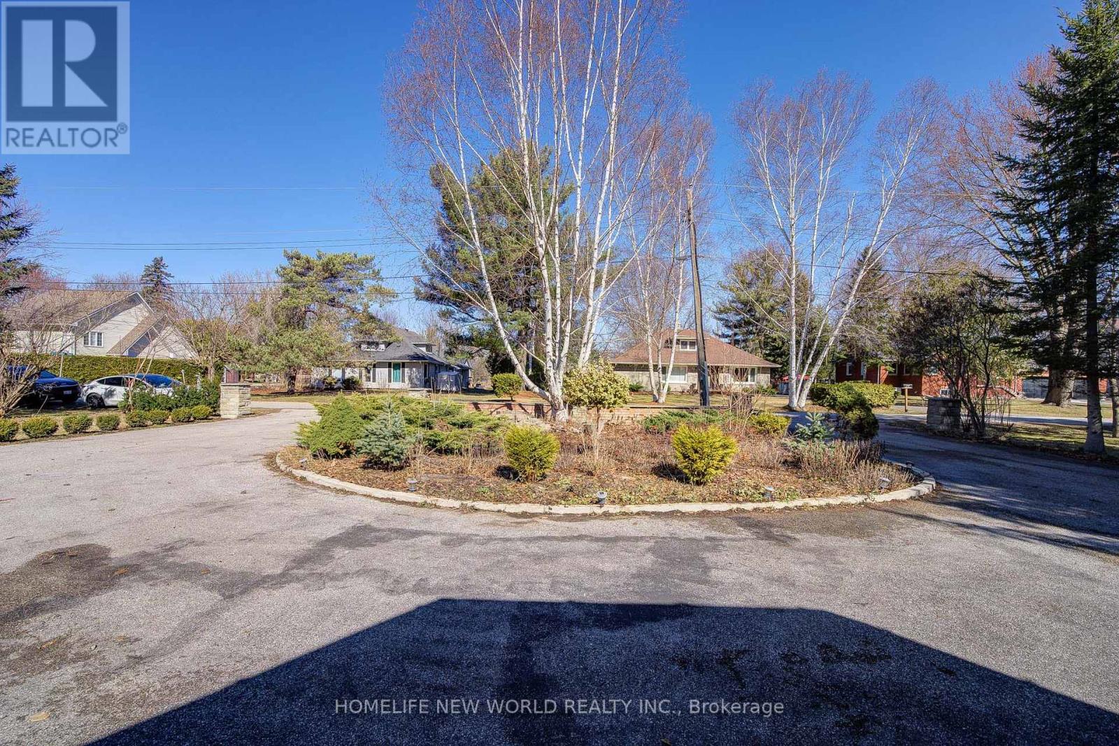 215 Willow Drive, Georgina, Ontario  L4P 2R9 - Photo 5 - N12422532