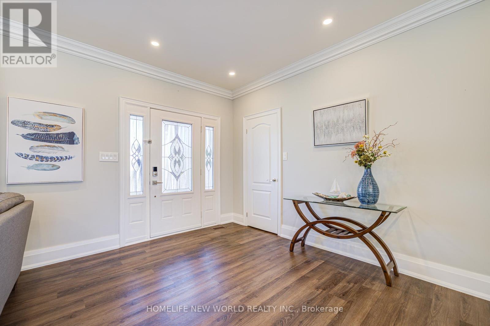 215 Willow Drive, Georgina, Ontario  L4P 2R9 - Photo 8 - N12422532