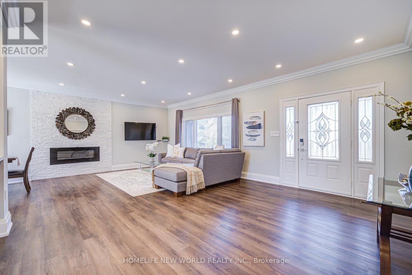 215 Willow Drive, Georgina, Ontario  L4P 2R9 - Photo 9 - N12422532