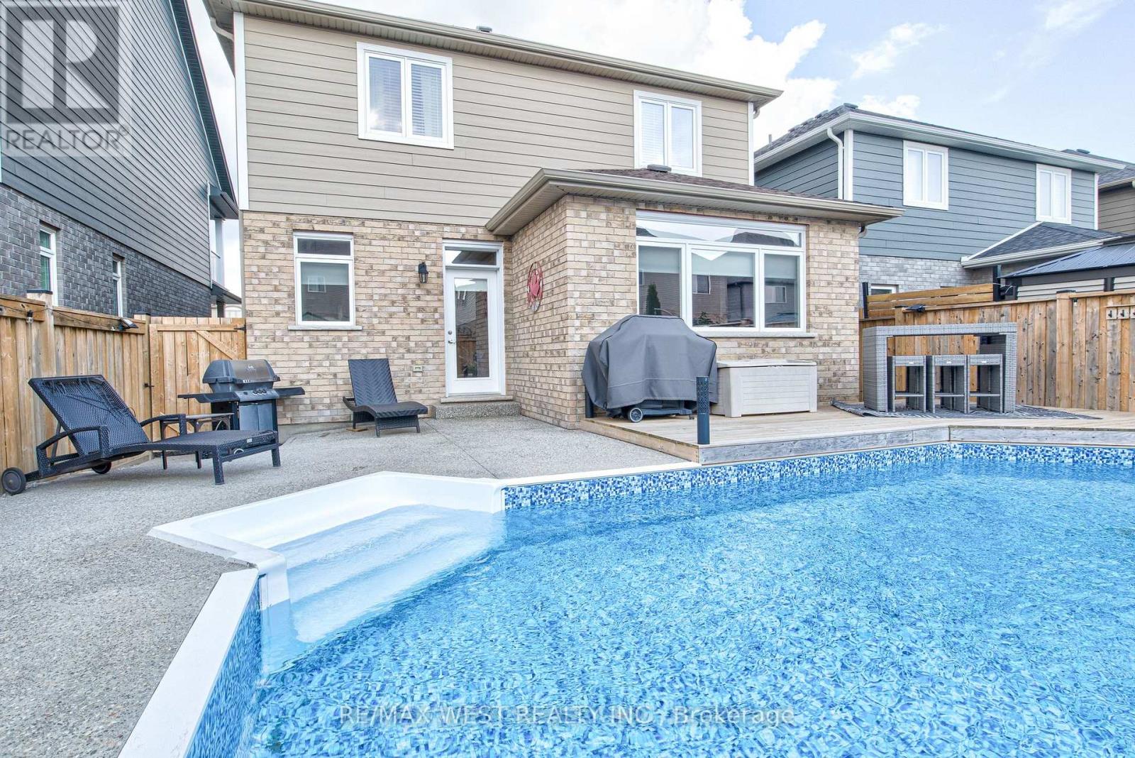68 Challenger Avenue, North Dumfries, Ontario  N0B 1E0 - Photo 44 - X12418954