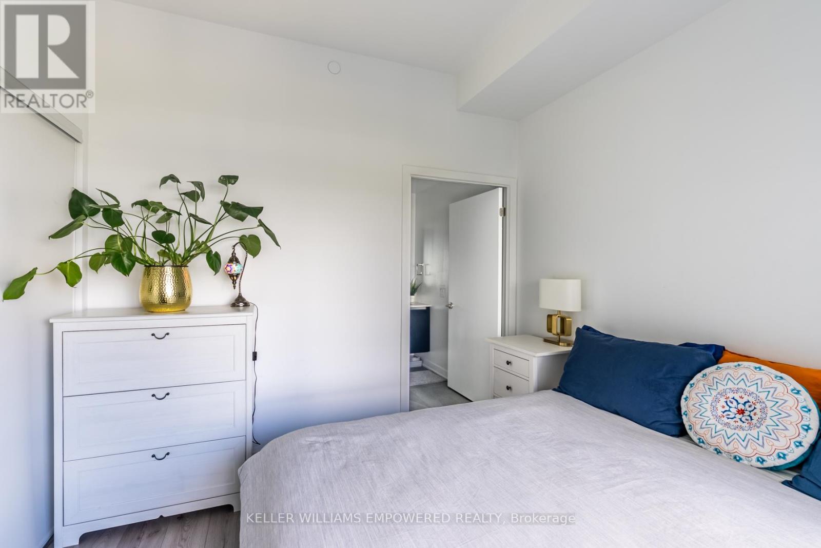 537 - 395 Dundas Street W, Oakville, Ontario  L6M 5R8 - Photo 3 - W12423740