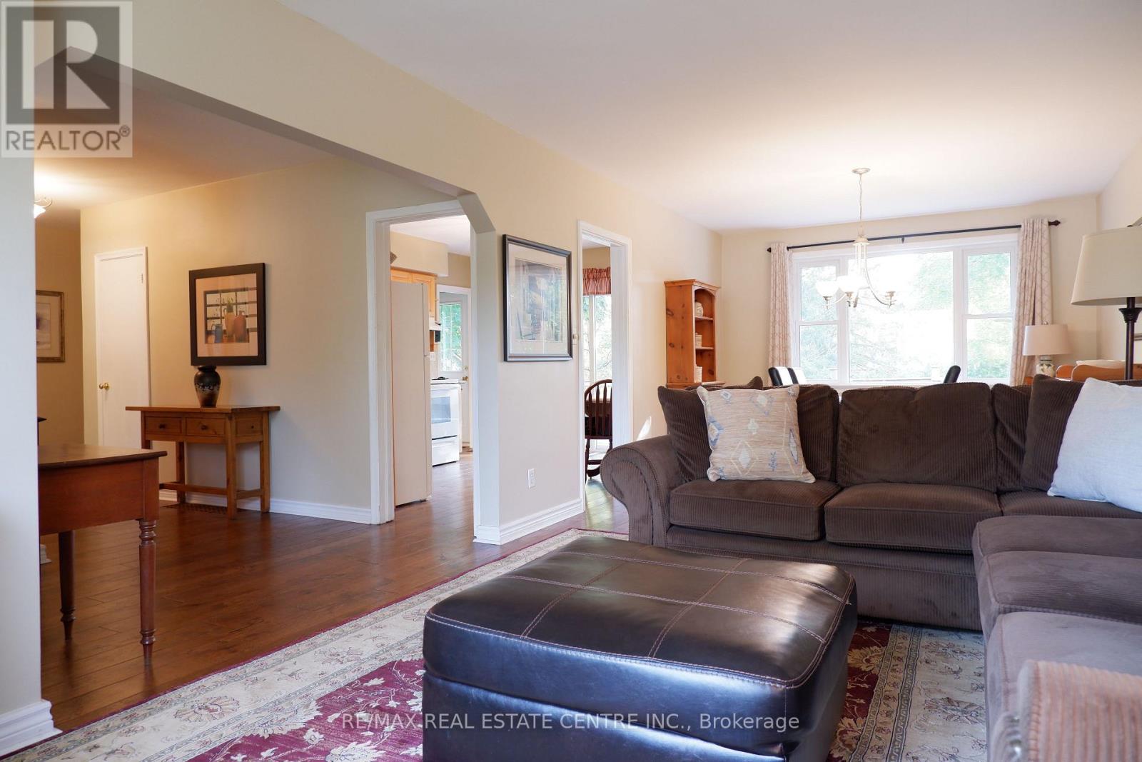 12 Shelley Street, Halton Hills, Ontario  L7G 3W9 - Photo 11 - W12423826