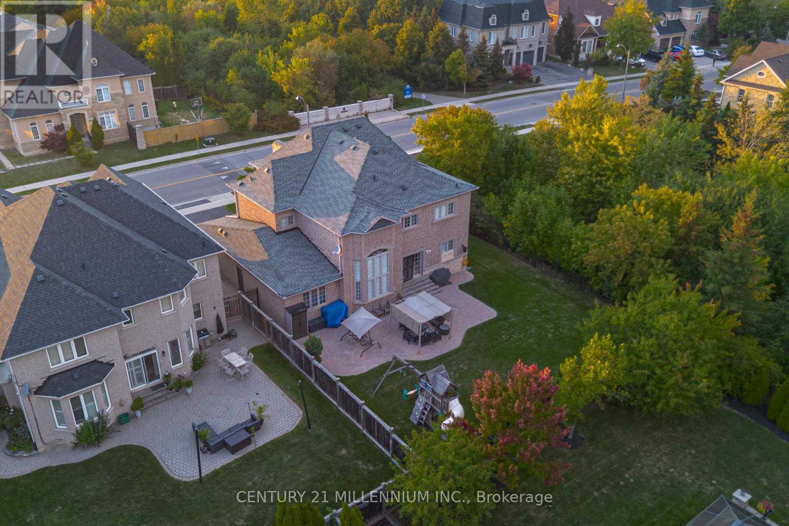 29 Eiffel Boulevard, Brampton, Ontario  L6P 1W3 - Photo 3 - W12423831