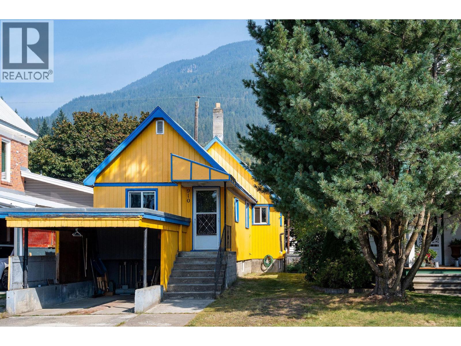 910 Second Street W, Revelstoke, British Columbia