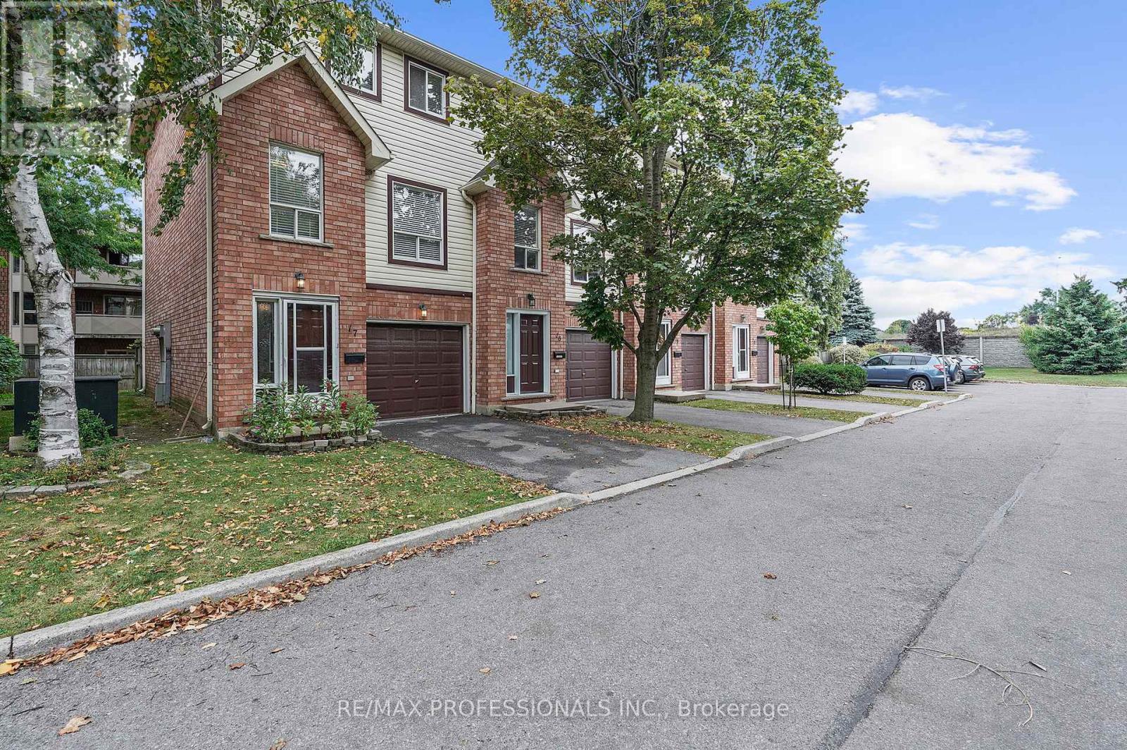17 - 384 Limeridge Road E, Hamilton, Ontario  L9A 2S7 - Photo 1 - X12423705