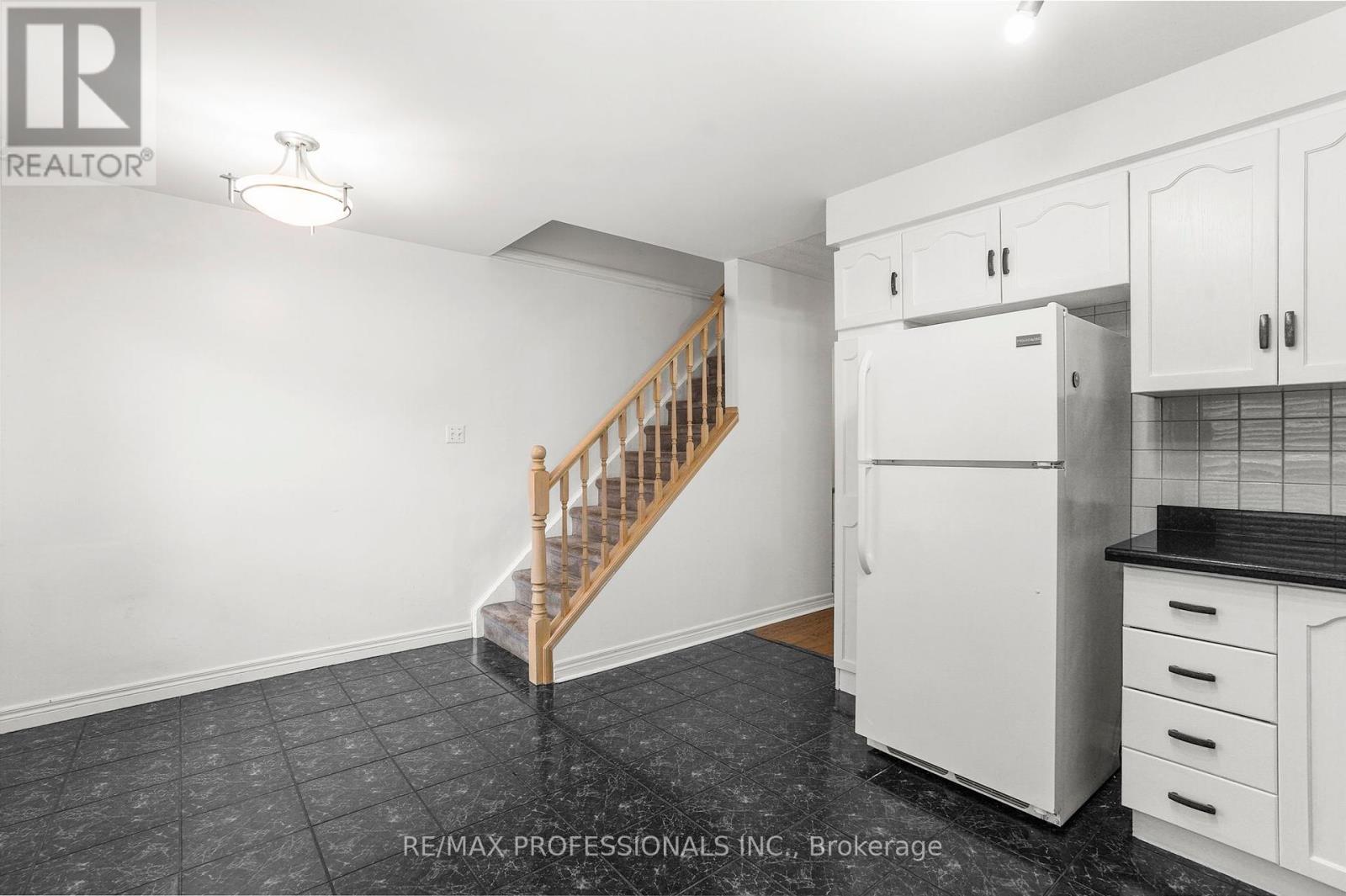 17 - 384 Limeridge Road E, Hamilton, Ontario  L9A 2S7 - Photo 10 - X12423705