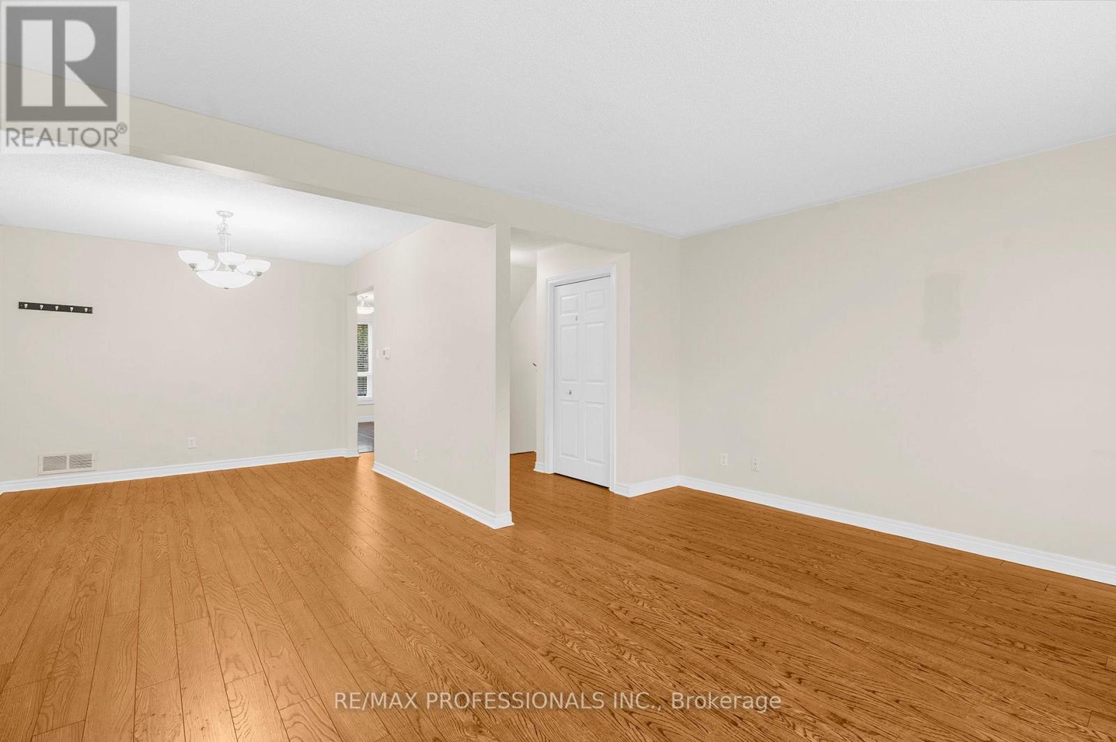 17 - 384 Limeridge Road E, Hamilton, Ontario  L9A 2S7 - Photo 17 - X12423705