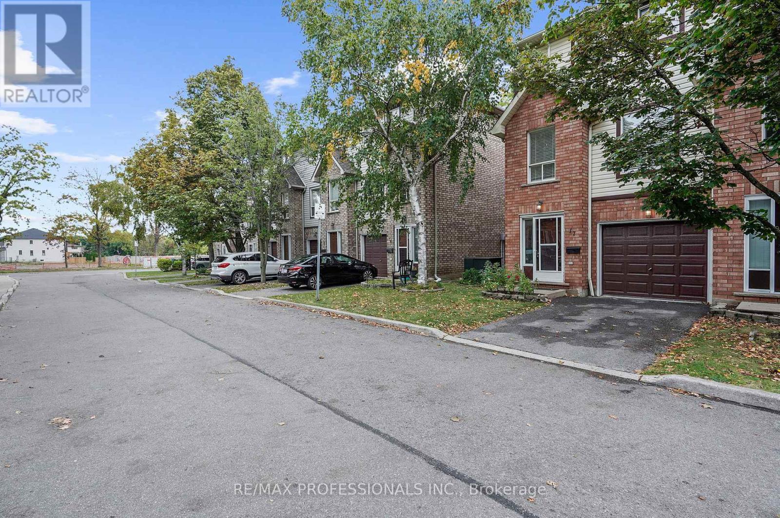 17 - 384 Limeridge Road E, Hamilton, Ontario  L9A 2S7 - Photo 2 - X12423705