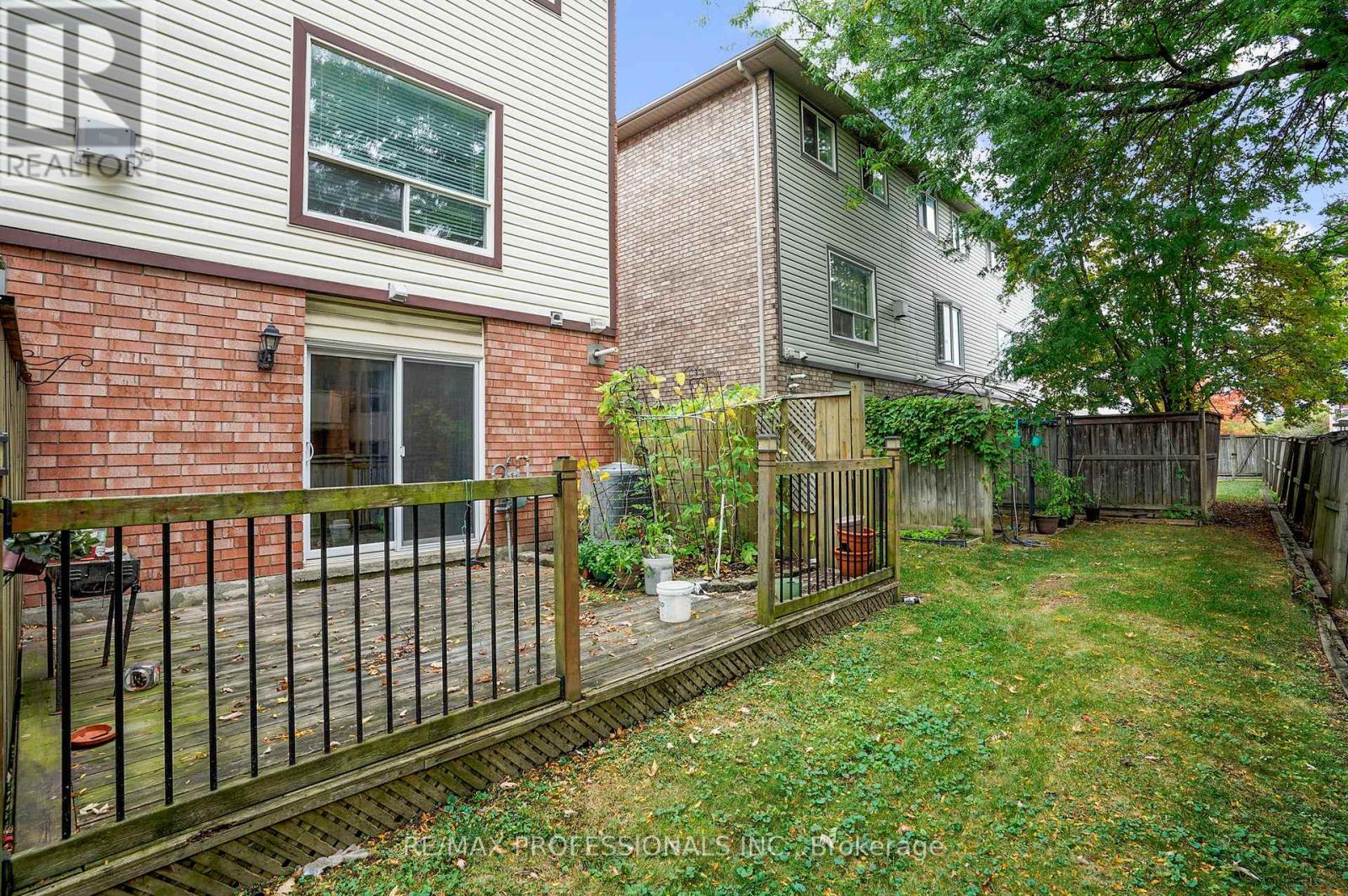 17 - 384 Limeridge Road E, Hamilton, Ontario  L9A 2S7 - Photo 38 - X12423705