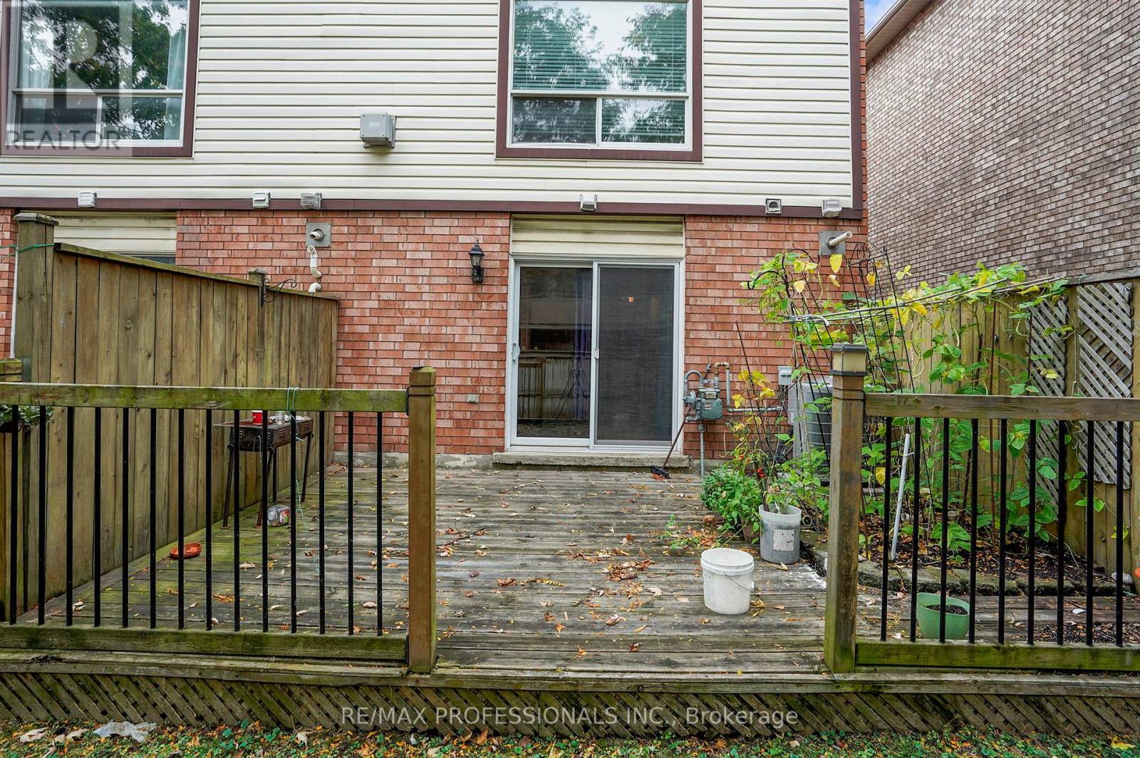 17 - 384 Limeridge Road E, Hamilton, Ontario  L9A 2S7 - Photo 39 - X12423705