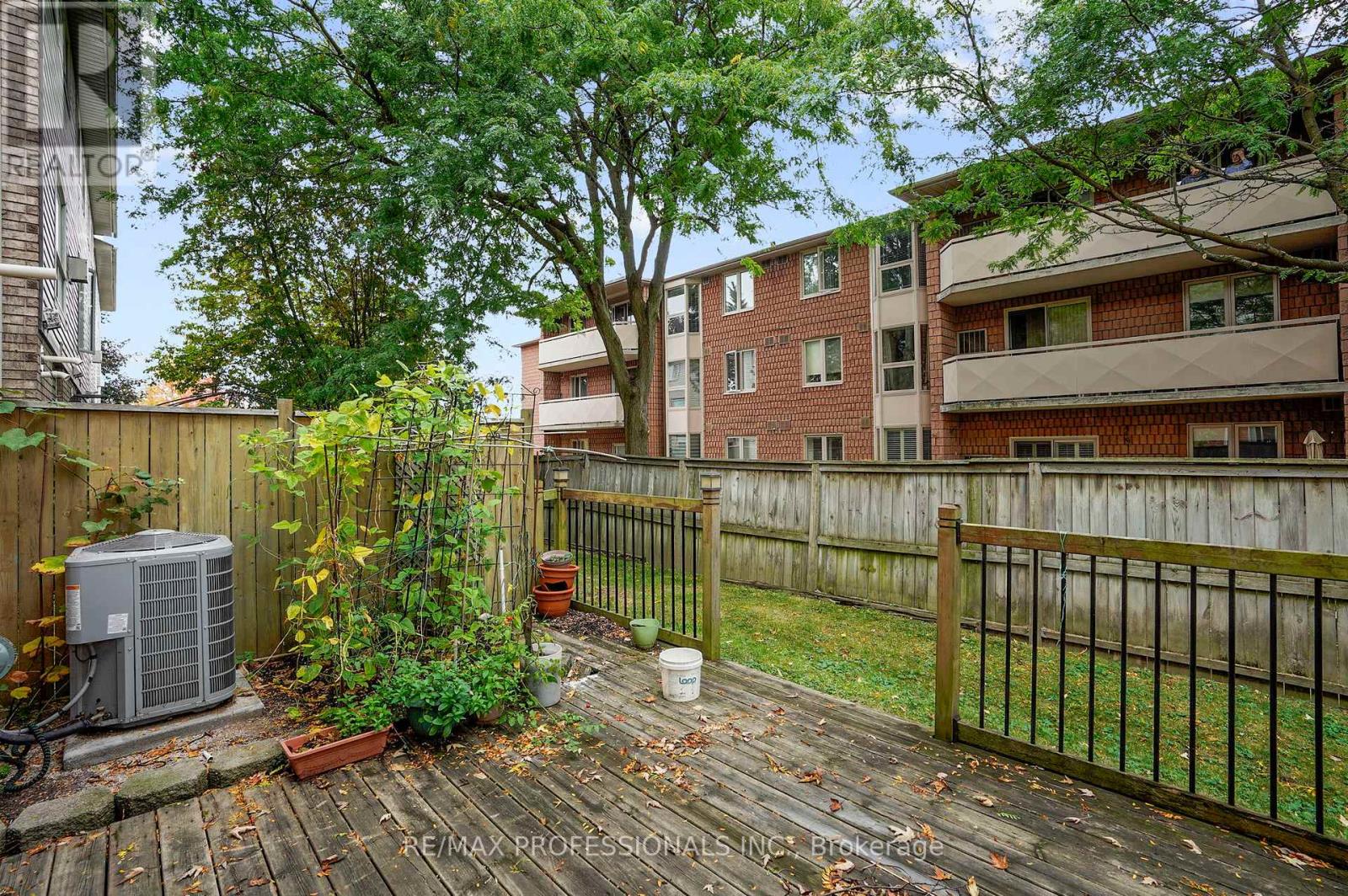 17 - 384 Limeridge Road E, Hamilton, Ontario  L9A 2S7 - Photo 40 - X12423705