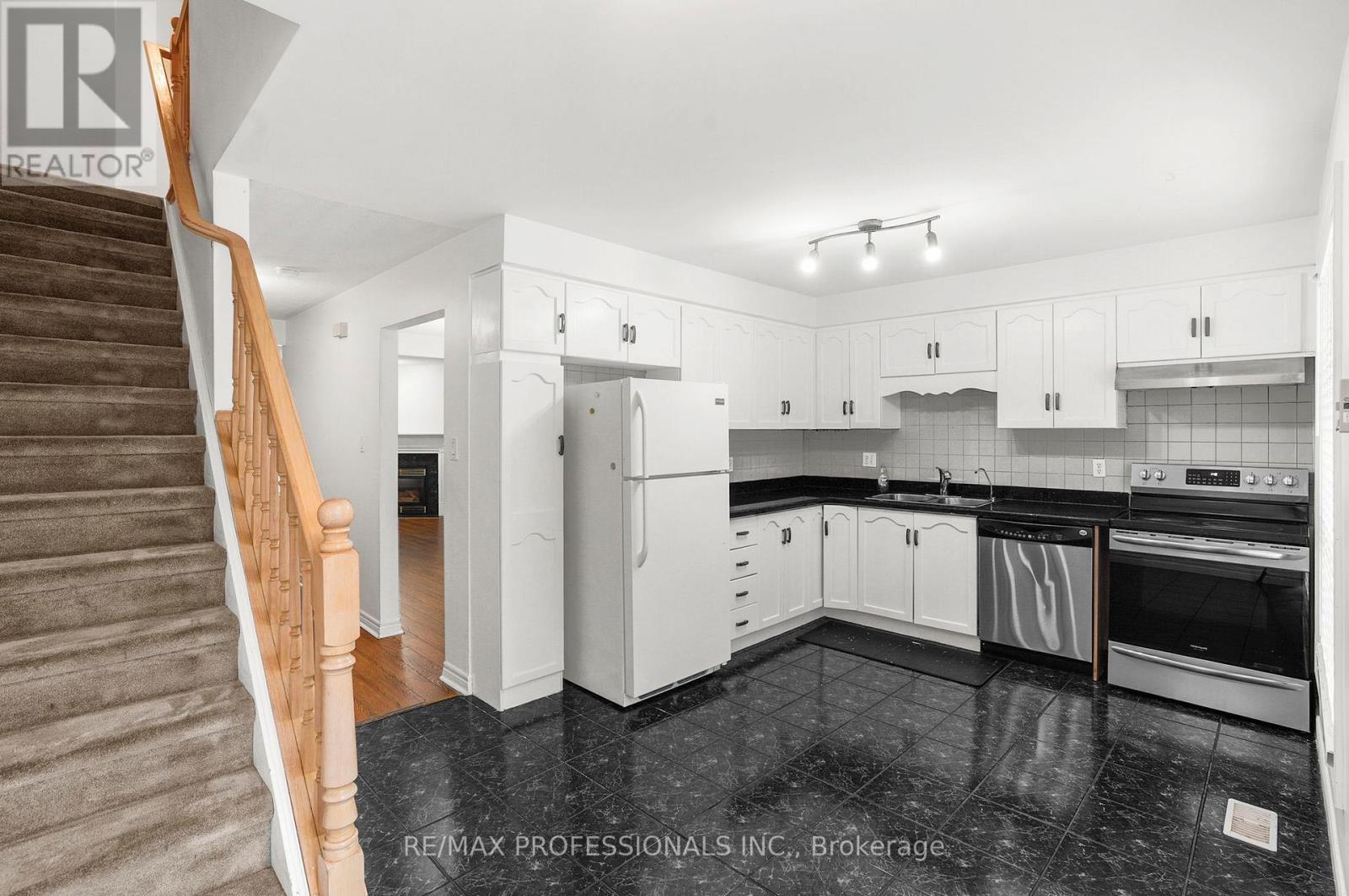 17 - 384 Limeridge Road E, Hamilton, Ontario  L9A 2S7 - Photo 7 - X12423705