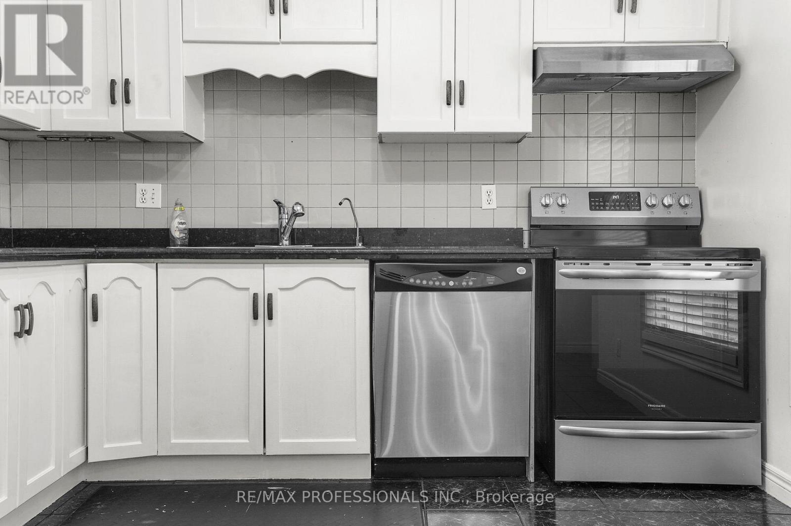 17 - 384 Limeridge Road E, Hamilton, Ontario  L9A 2S7 - Photo 8 - X12423705