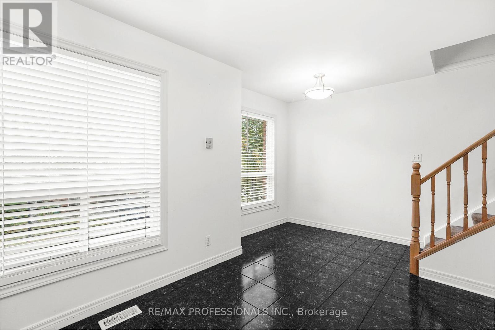 17 - 384 Limeridge Road E, Hamilton, Ontario  L9A 2S7 - Photo 9 - X12423705