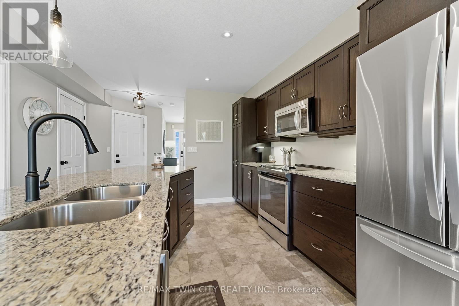 266 Vincent Drive, North Dumfries, Ontario  N0B 1E0 - Photo 11 - X12423725
