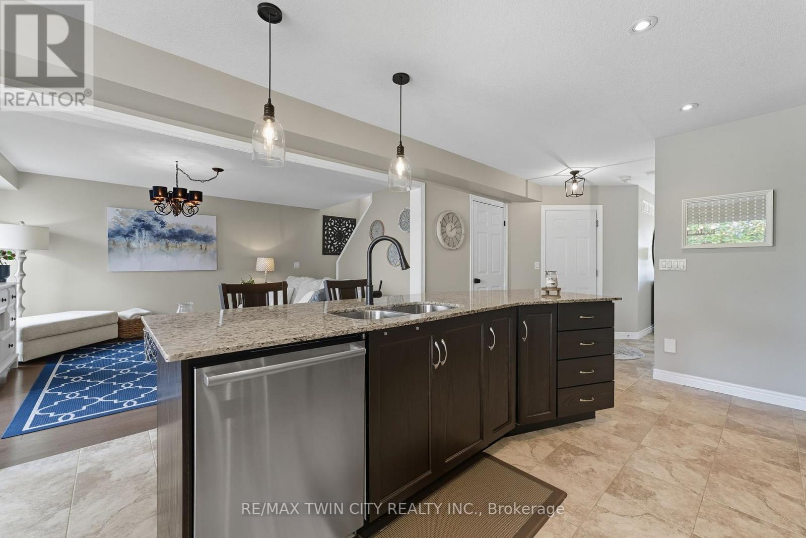 266 Vincent Drive, North Dumfries, Ontario  N0B 1E0 - Photo 12 - X12423725