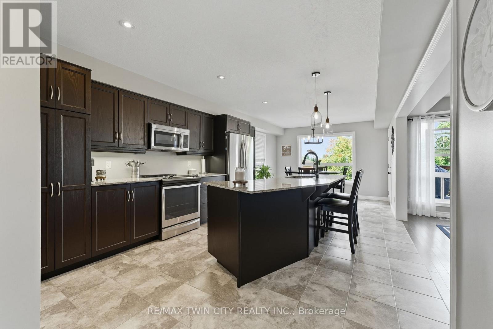 266 Vincent Drive, North Dumfries, Ontario  N0B 1E0 - Photo 8 - X12423725