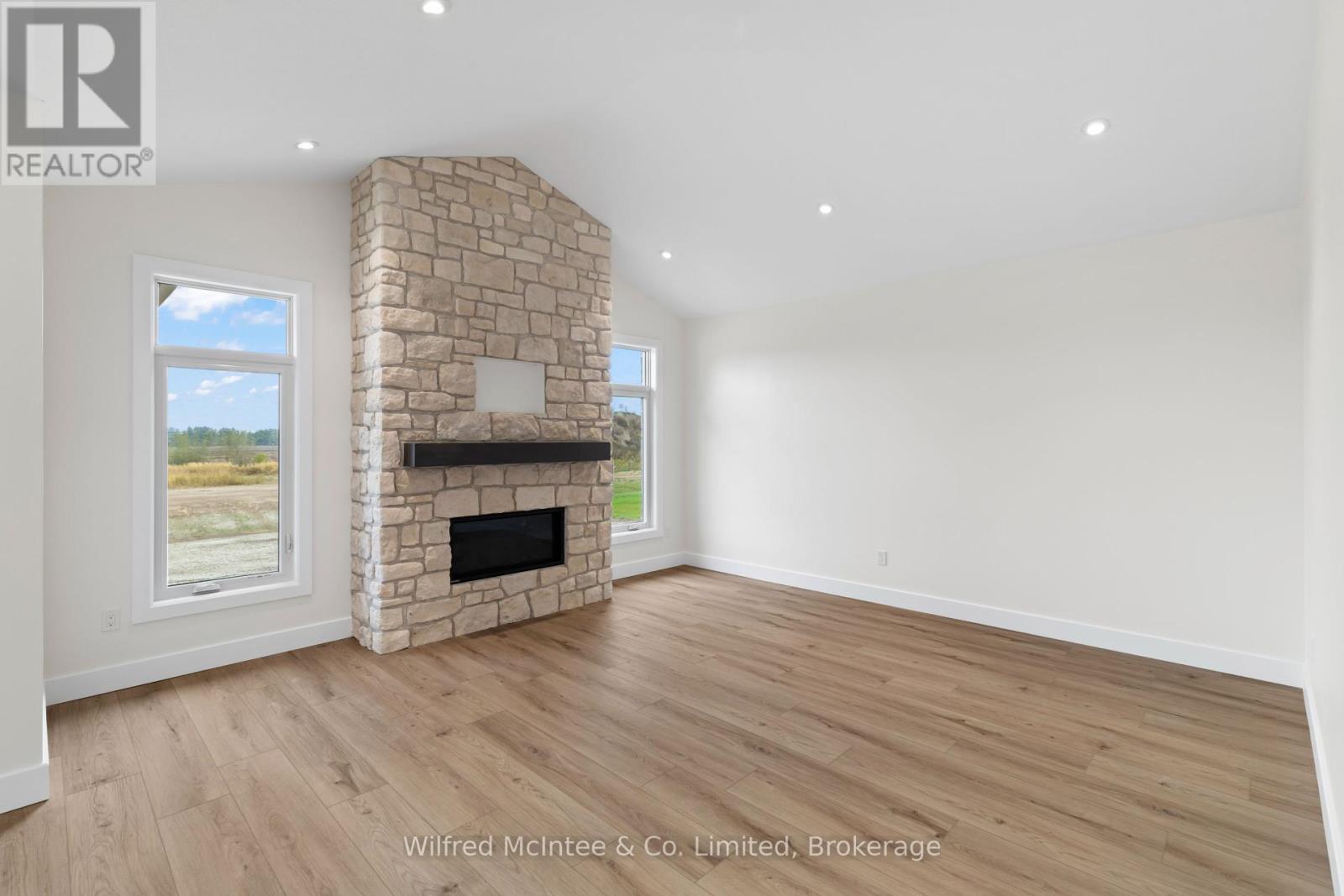 44 Mctavish Crescent, Huron-Kinloss, Ontario  N0G 2R0 - Photo 10 - X12213788