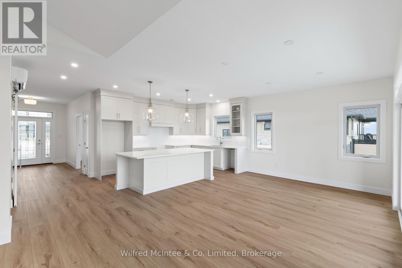 44 Mctavish Crescent, Huron-Kinloss, Ontario  N0G 2R0 - Photo 7 - X12213788
