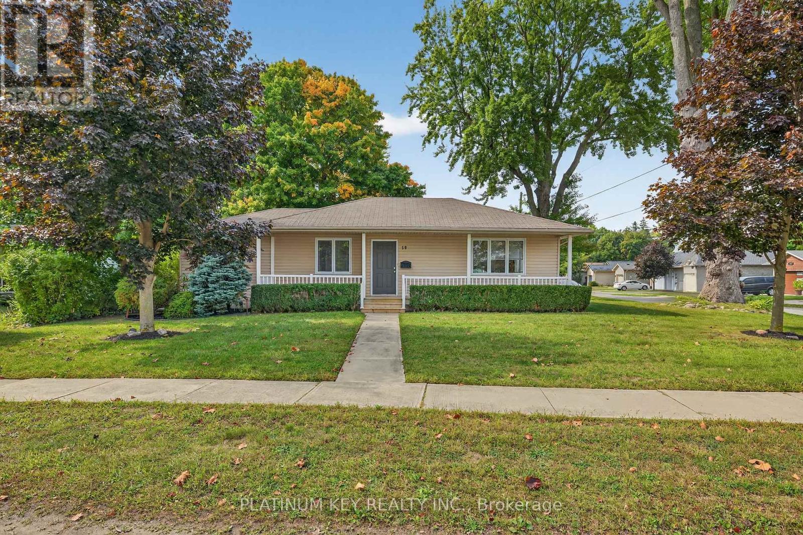 18 Richmond Street, Strathroy-Caradoc, Ontario  N7G 2Y8 - Photo 1 - X12423972