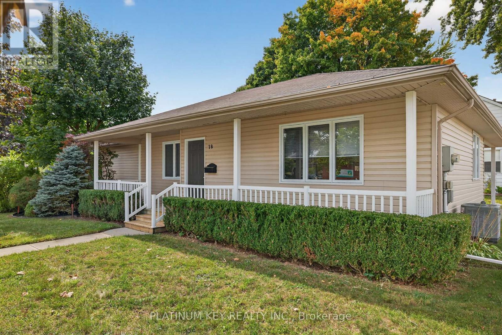 18 Richmond Street, Strathroy-Caradoc, Ontario  N7G 2Y8 - Photo 2 - X12423972