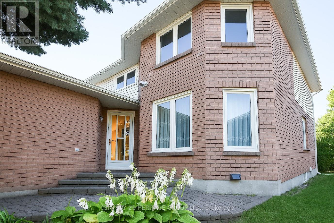 824 Thornton Road N, Oshawa, Ontario  L1J 7N2 - Photo 3 - E12423877