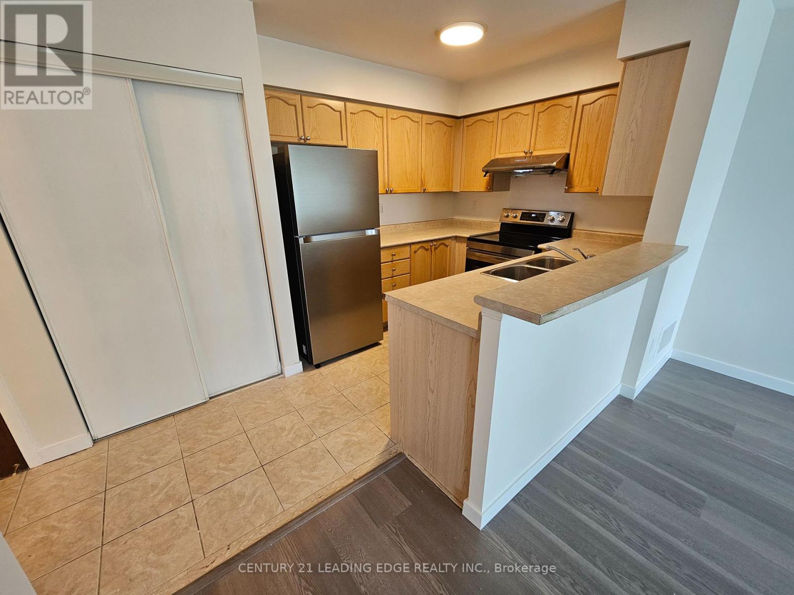 307 - 39 Oneida Crescent, Richmond Hill, Ontario  L4B 4T9 - Photo 4 - N12423881