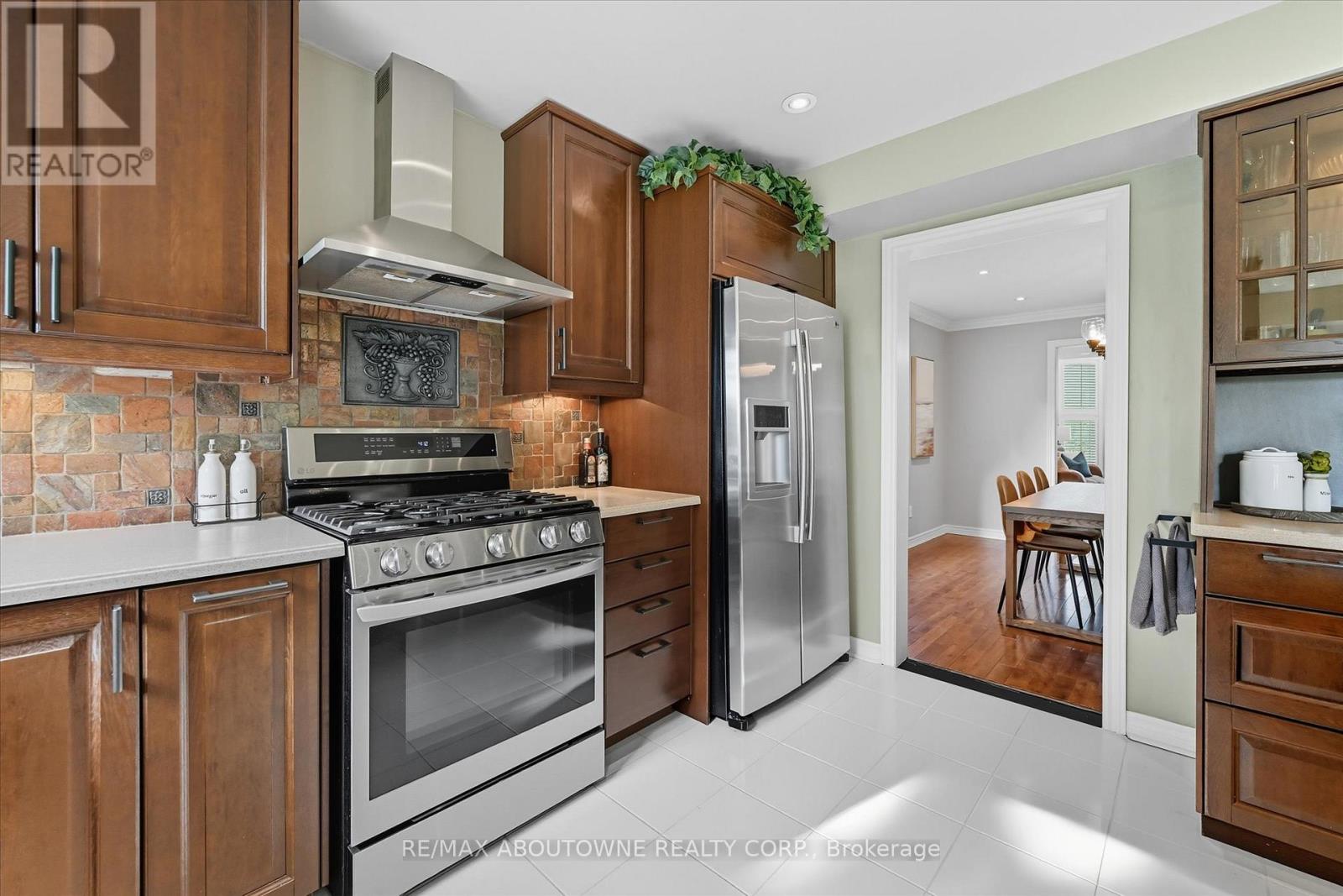 2310 Grand Ravine Drive, Oakville, Ontario  L6H 6A8 - Photo 10 - W12423874
