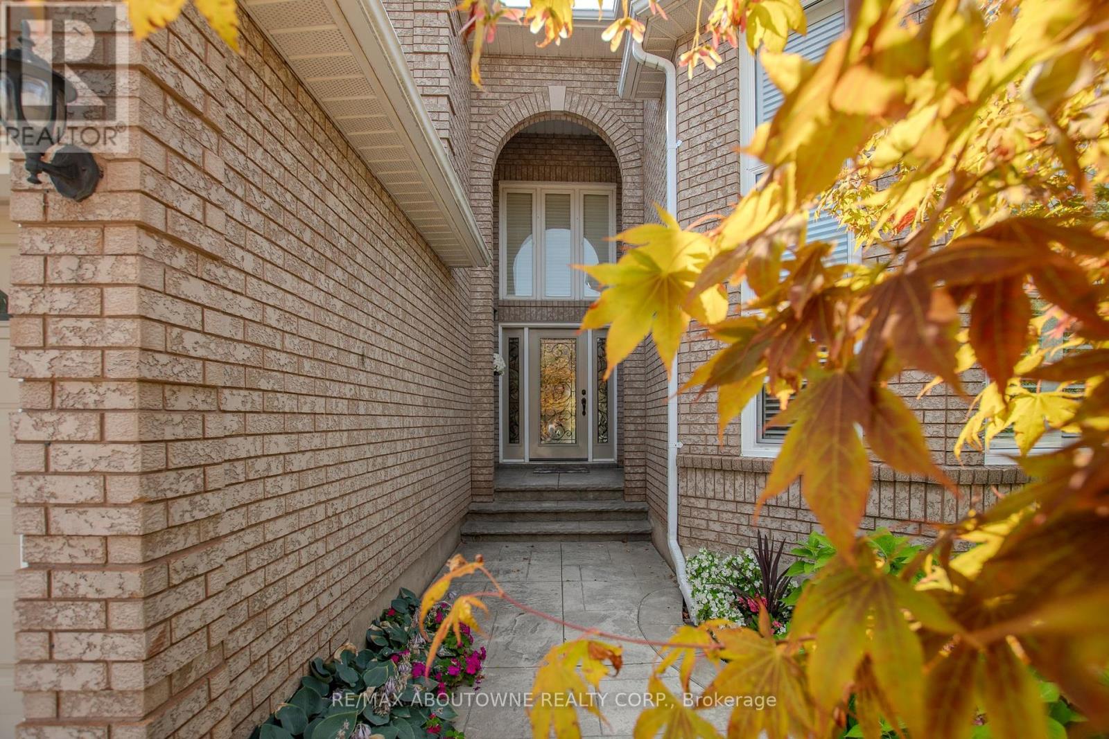 2310 Grand Ravine Drive, Oakville, Ontario  L6H 6A8 - Photo 3 - W12423874