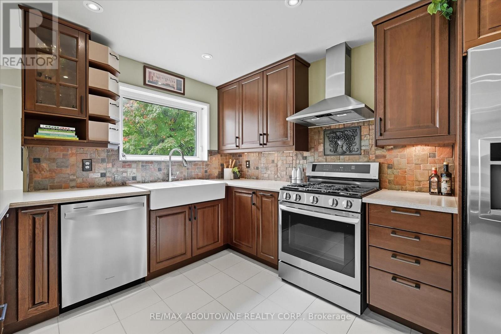 2310 Grand Ravine Drive, Oakville, Ontario  L6H 6A8 - Photo 9 - W12423874