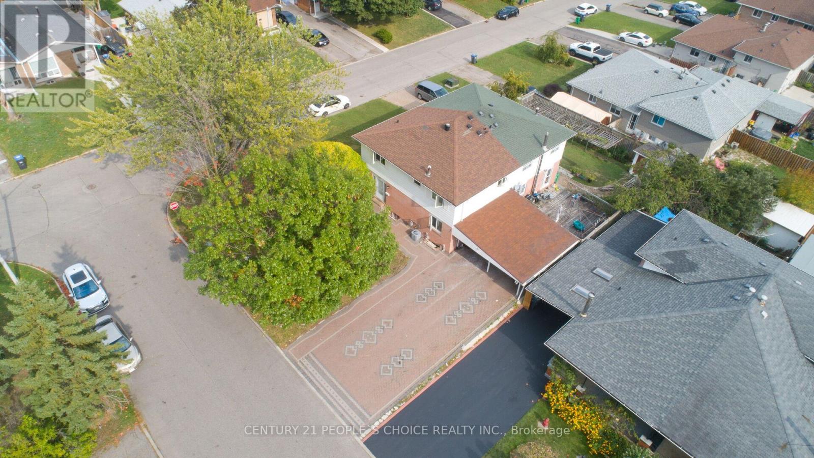 82 Davenport Crescent, Brampton, Ontario  L6T 3L6 - Photo 2 - W12423907