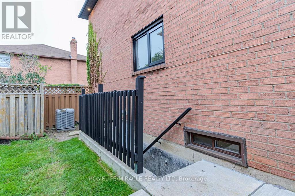 40 Leatherhead Court, Brampton, Ontario  L6S 5E7 - Photo 12 - W12422347