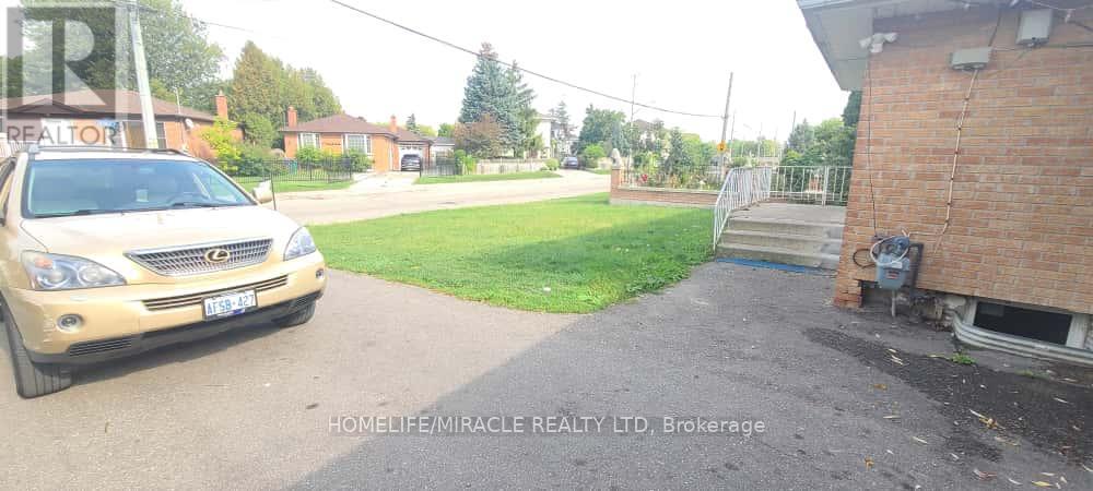 16 Cattrick Street, Mississauga, Ontario  L4T 1H5 - Photo 2 - W12421692