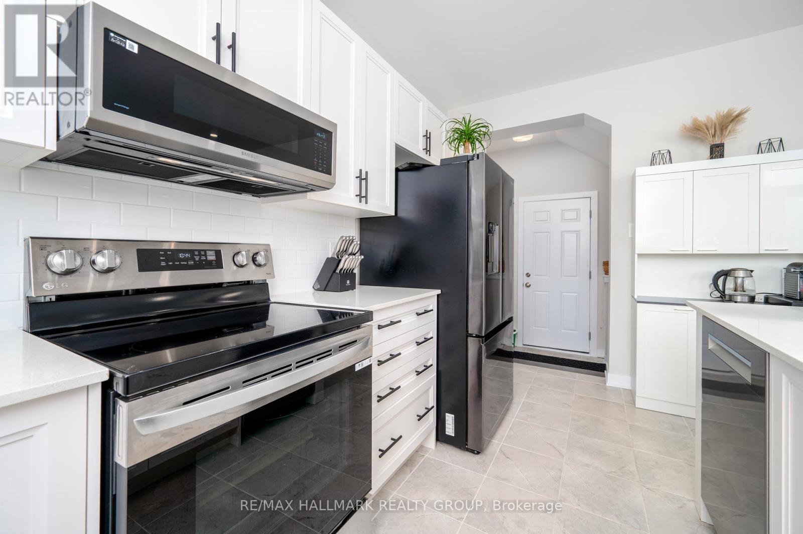 351 Falsetto Street, Ottawa, Ontario  K1W 0S6 - Photo 12 - X12423997