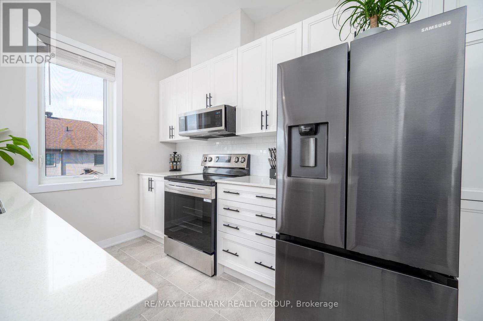 351 Falsetto Street, Ottawa, Ontario  K1W 0S6 - Photo 11 - X12423997