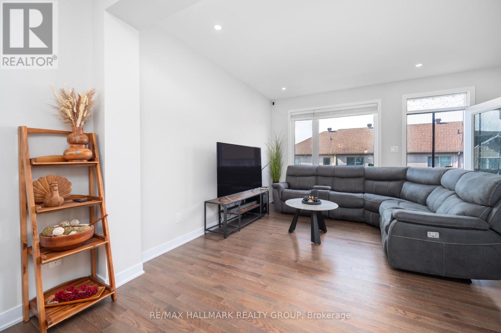351 Falsetto Street, Ottawa, Ontario  K1W 0S6 - Photo 7 - X12423997