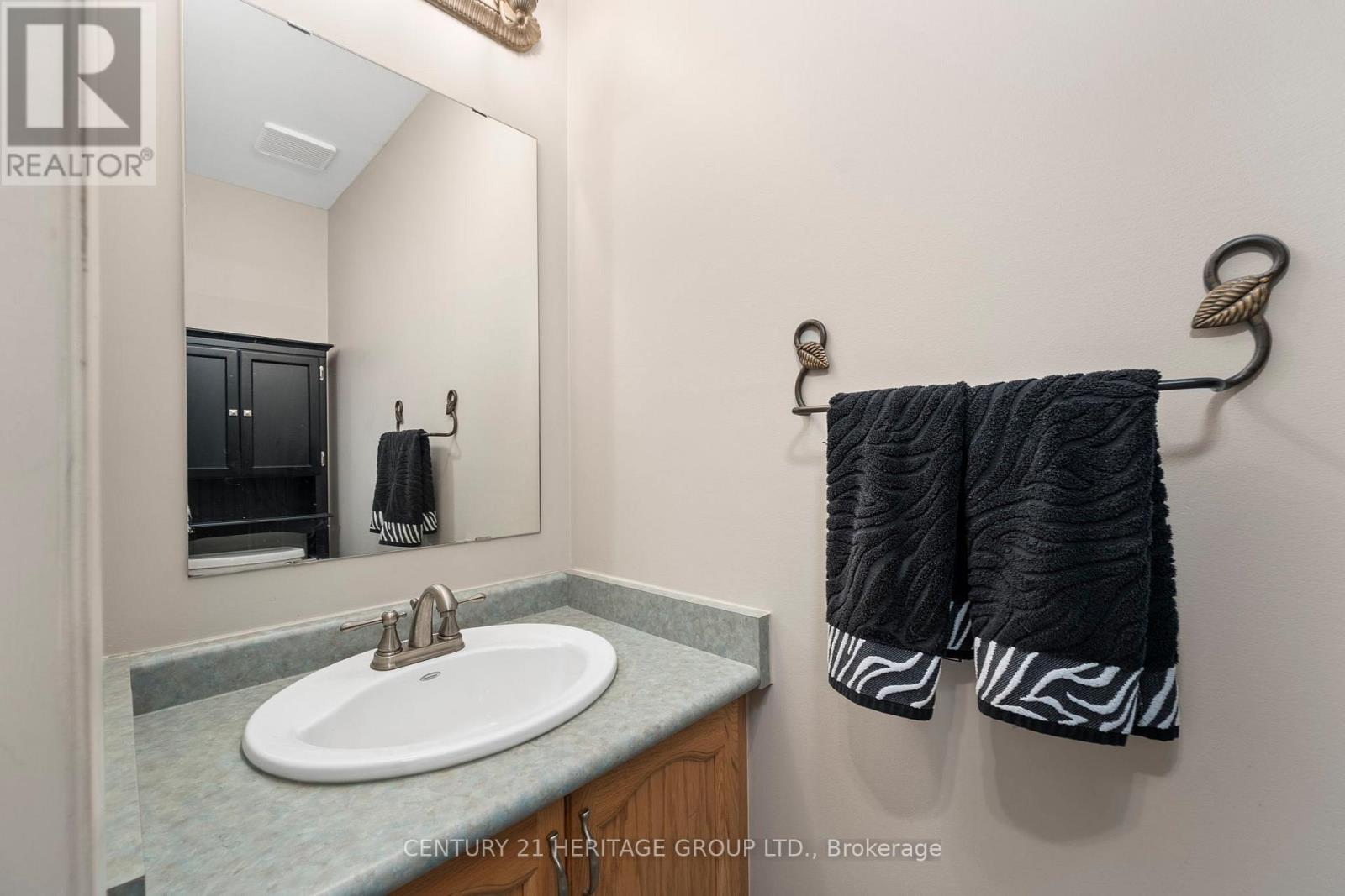 214 Melbourne Drive, Bradford West Gwillimbury, Ontario  L3Z 2Y8 - Photo 16 - N12423951