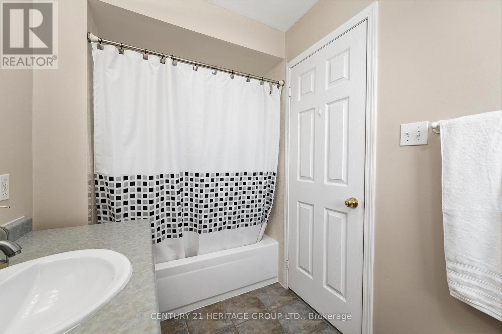 214 Melbourne Drive, Bradford West Gwillimbury, Ontario  L3Z 2Y8 - Photo 18 - N12423951