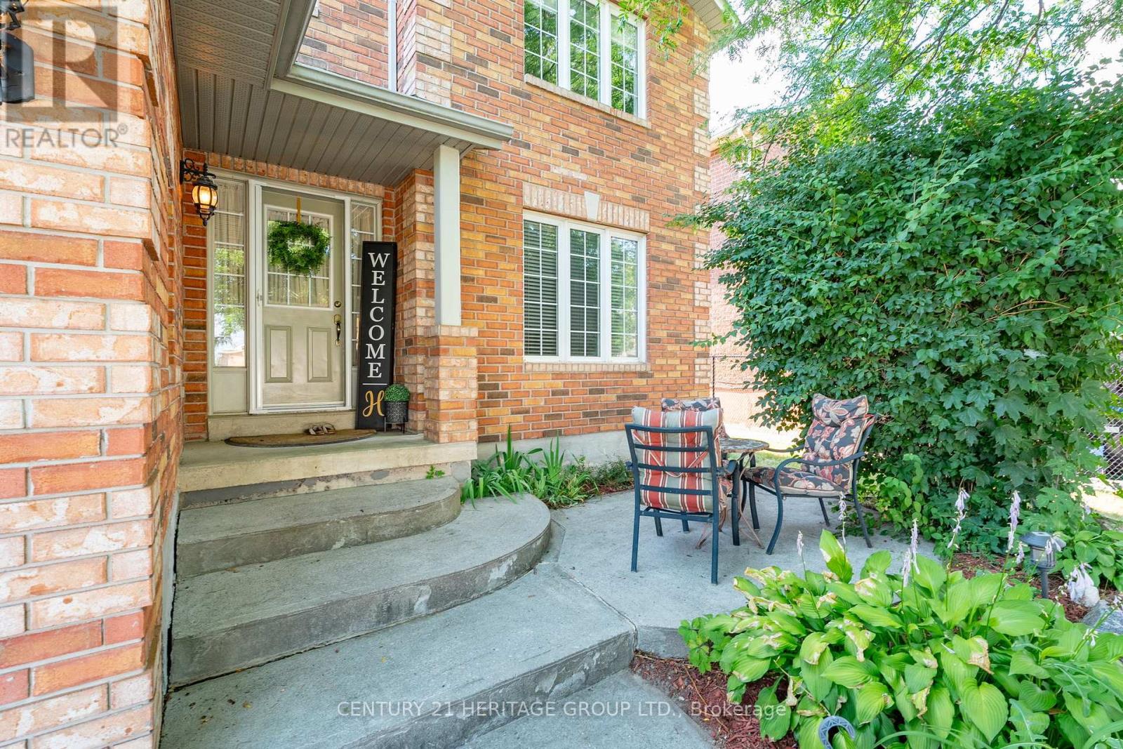 214 Melbourne Drive, Bradford West Gwillimbury, Ontario  L3Z 2Y8 - Photo 2 - N12423951